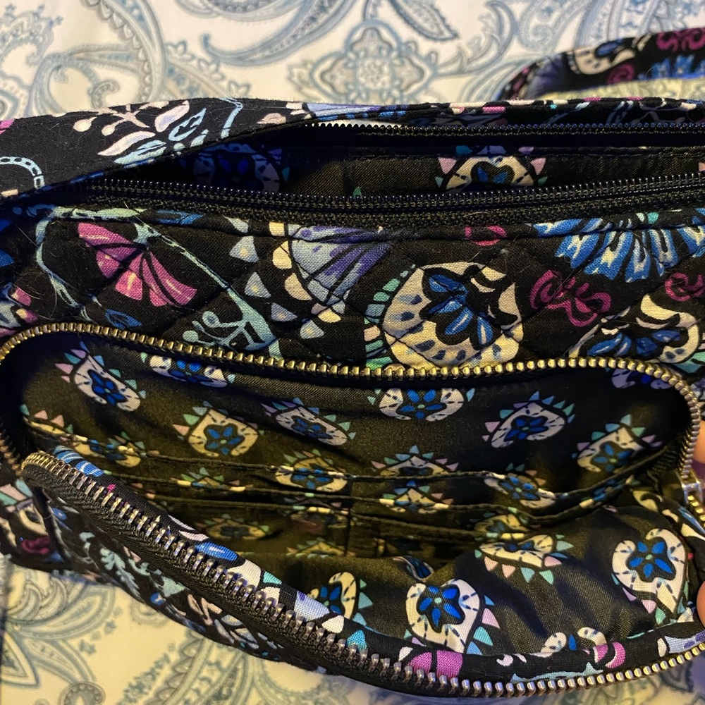 This is a new good condition medium sized Vera Bradley bag never worn!